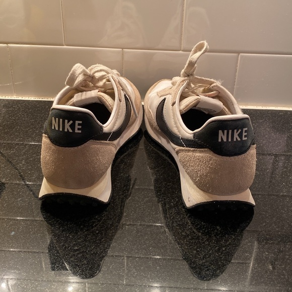 Nike running sneakers size 2 - Picture 5 of 8